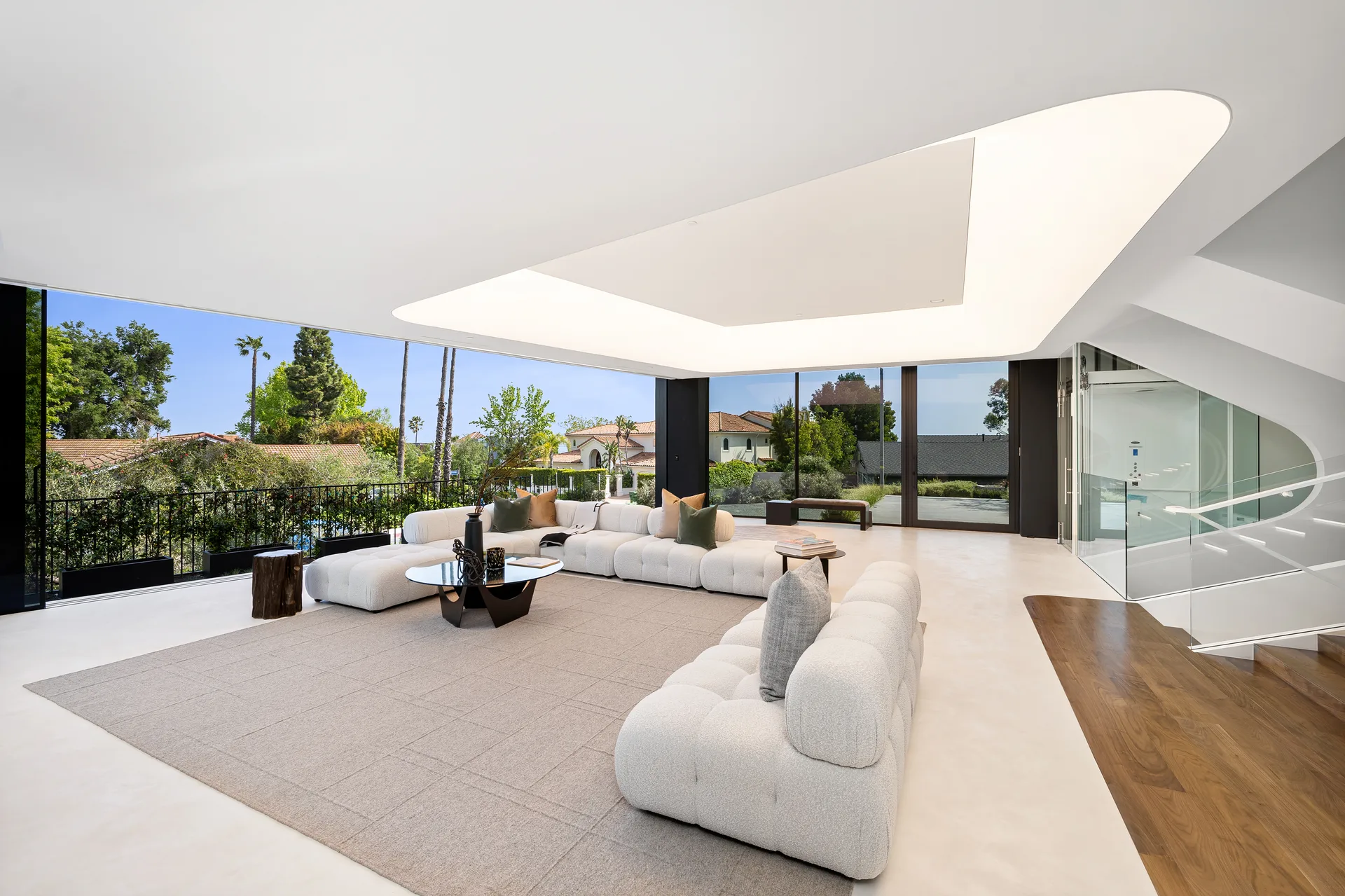 Sala de estar clara com interiores minimalistas e acolhedores