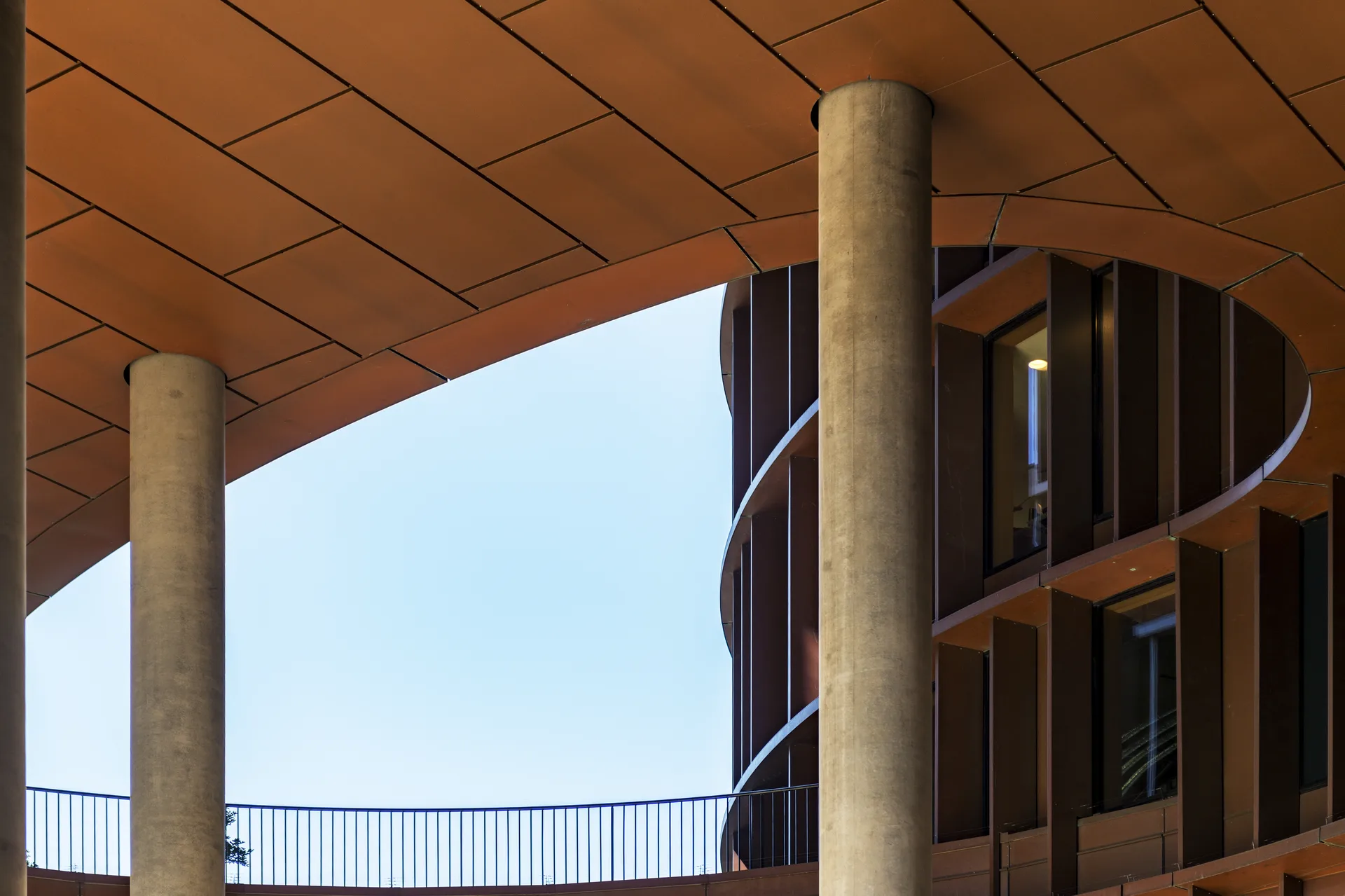 Edifício contemporâneo com formas curvas visto de baixo