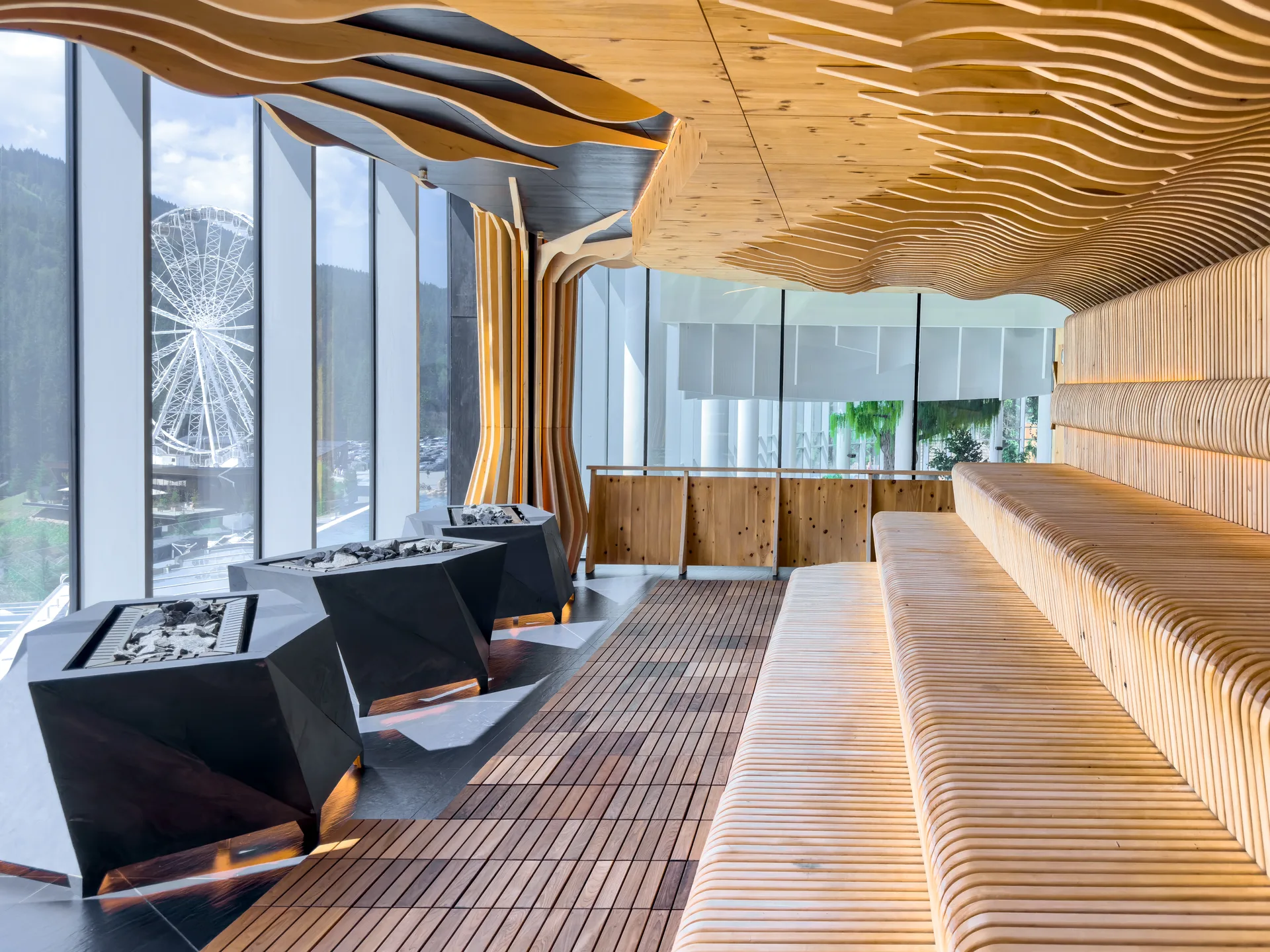 Spa residencial com madeira curva e vista para a natureza