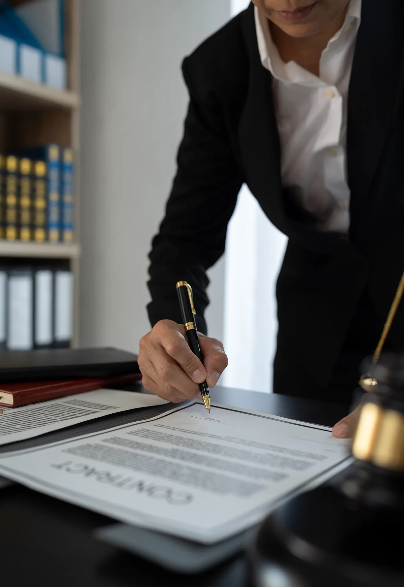 Advogado analisando documentos jurídicos com atenção aos detalhes