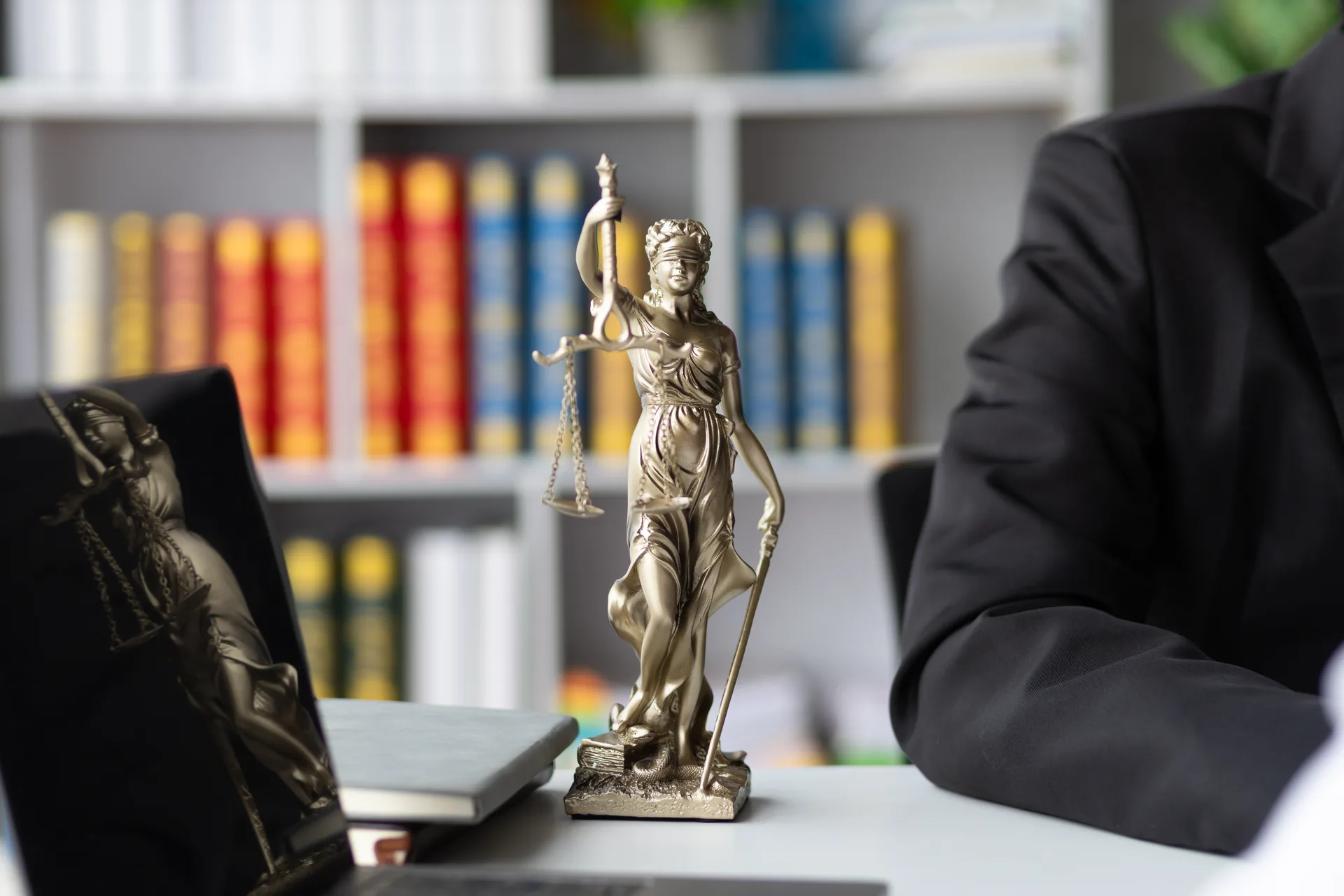 Estátua da Justiça no escritório de advocacia