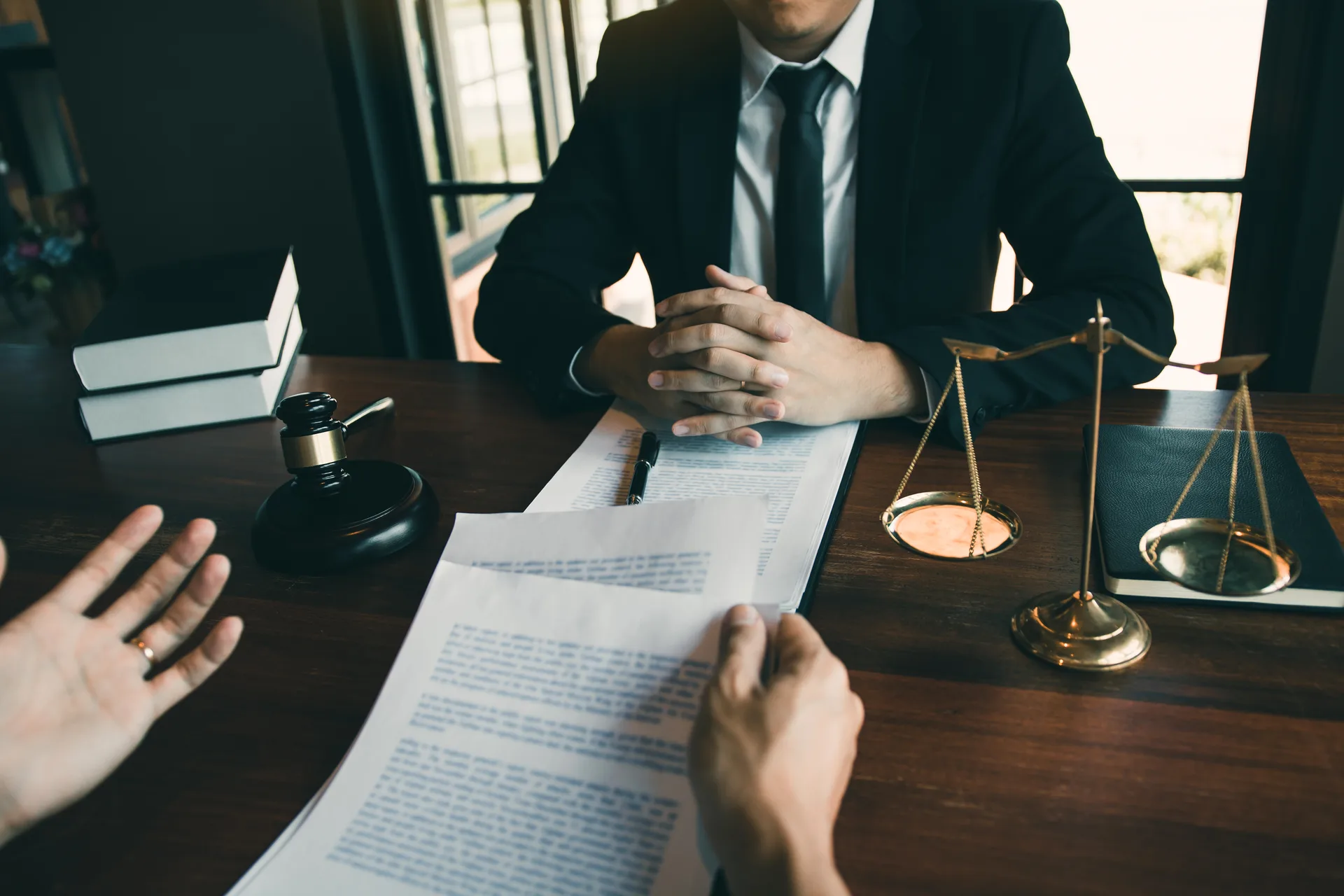 Reunião entre advogado e cliente em ambiente de escritório