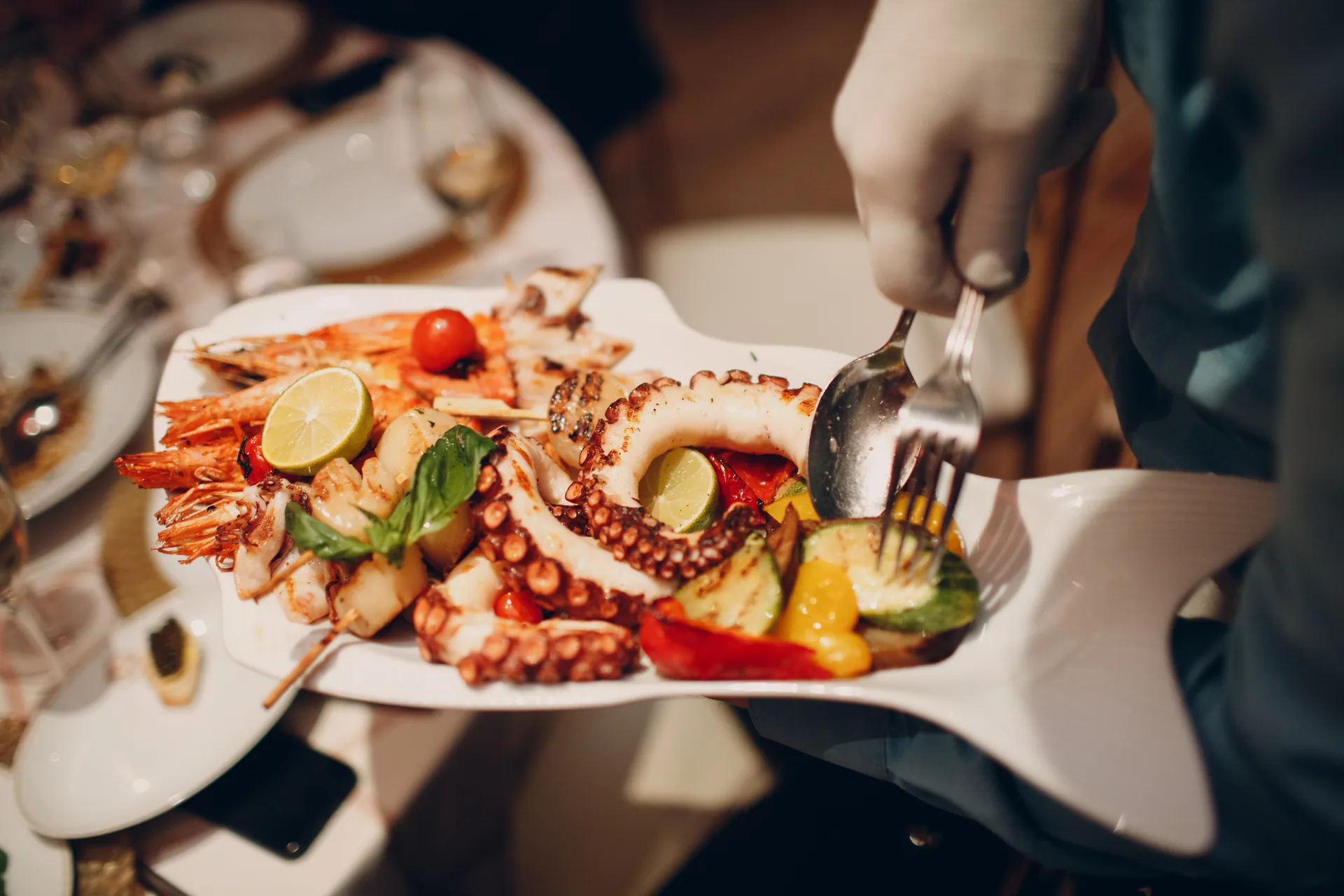 Prato de frutos do mar sendo servido à mesa