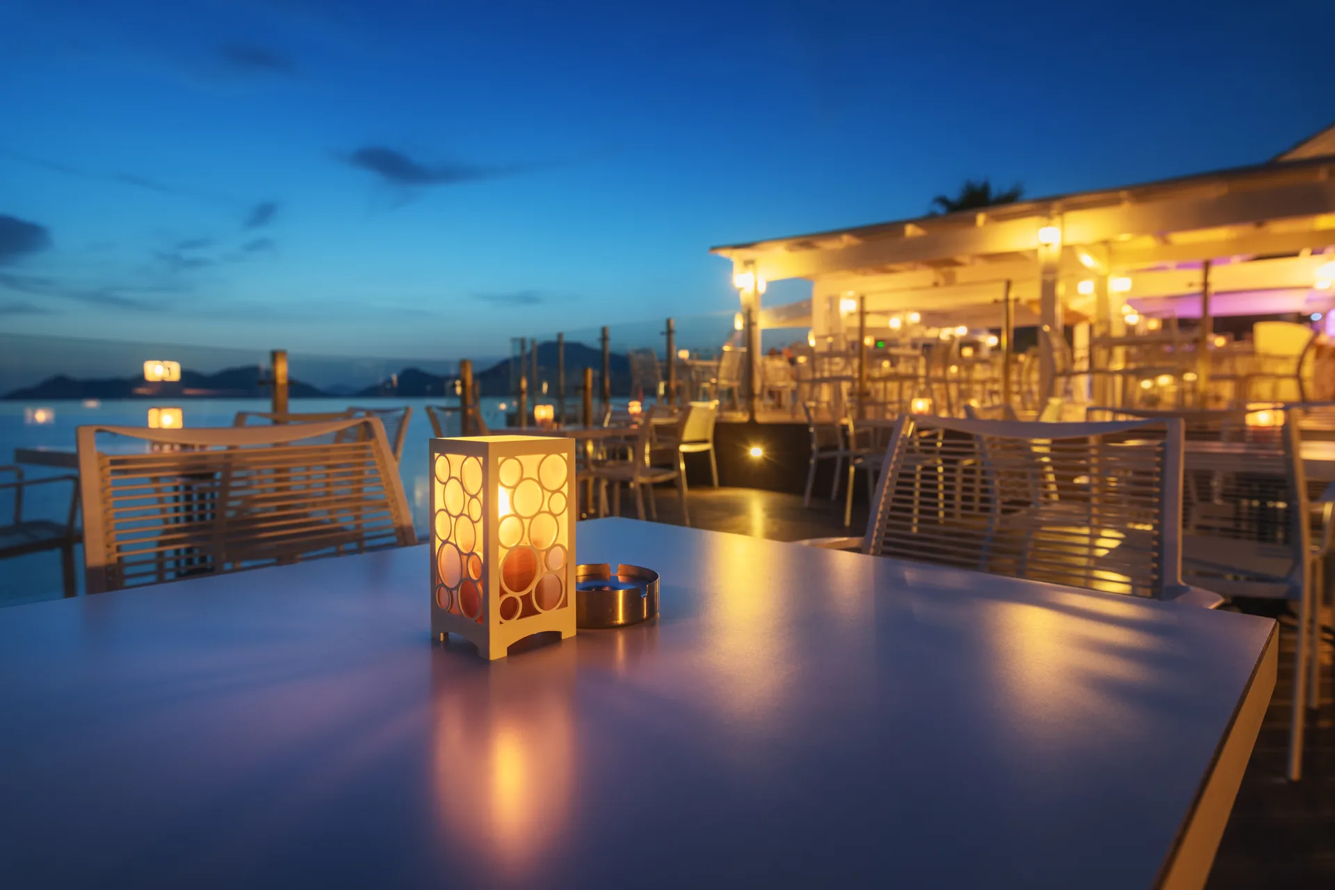 Mesa iluminada com vista costeira ao entardecer